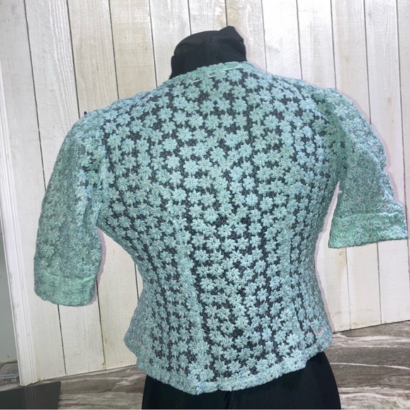 MPB Boutique blue lace top daisy pattern with dainty flowers buttons Size M - Picture 5 of 16